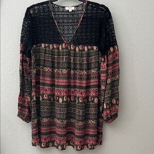 Umgee Bohemian Black and Pink Patterned Top w/Lace neckline
Tunic Style
Sz S